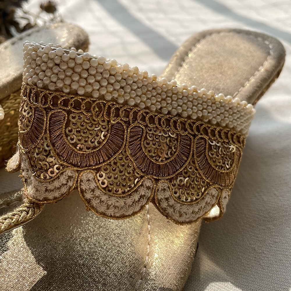 FLAT 500/- Ethnic wedge heels with embroidery - Picture 3 of 6